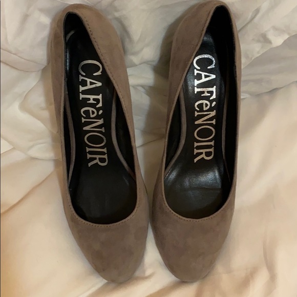 Brand new pair of grey suede pumps. - Picture 4 of 4